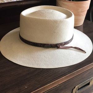 Men’s straw hat with leather/feather accents